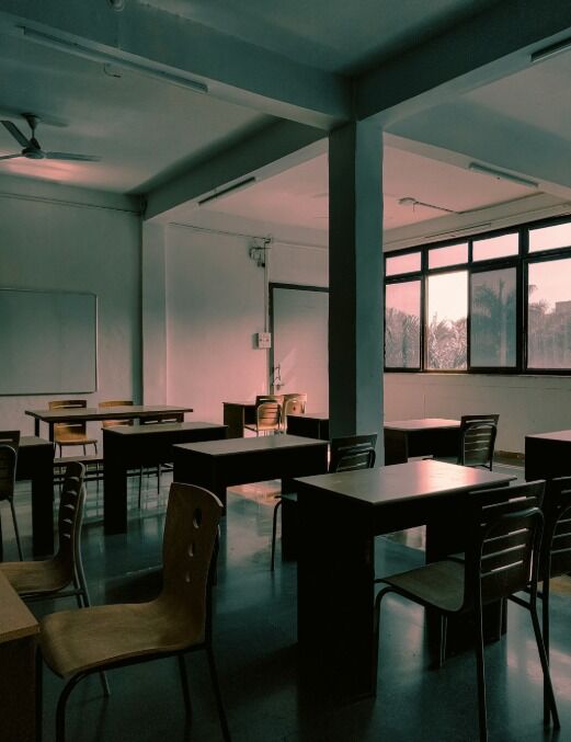 #Scuola #minori #studente #professoressa #eudcazioneUn tredicenne entra in classe con un casco su cui ha fissato un cellulare, pronto a trasmettere in diretta social un'aggressione pianificata.Spray urticante sul volto dell'insegnante, poi tre coltellate.Il movente: un voto insufficiente.Gli inquirenti verificano quanto abbiano pesato ambienti online violenti frequentati dal ragazzo, e l'emulazione di un episodio simile avvenuto pochi mesi fa. Non è un raptus. È qualcosa che si costruisce, spesso in rete, davanti a un pubblico che guarda, osserva e non interviene.Ed è qui che il discorso si allarga. Il Governo ha reso l'educazione sessuo-affettiva possibile solo con il consenso scritto dei genitori alle medie/superiori, vietandola alle elementari. Un percorso che lavora su rispetto, emotività, gestione dei conflitti, trattato come un rischio.Nessun veto, invece, per una docente che pubblicamente sostiene idee sulla "remigrazione". Libera di dirle, libera di ripeterle con il silenzio istituzionale.Questo però non ci impedisce di augurarle sinceramente una pronta guarigione.Da una parte si teme che parlare di consenso e affettività "indottrini" i ragazzi. Dall'altra, nessuno si chiede cosa significhi crescere in una scuola dove "altre idee" circolino senza filtri.C'è poi un "dettaglio": a disarmare l'aggressore è stato un compagno di classe. Tredici anni, origini congolesi, minore e ospite di una casa famiglia.Esattamente il profilo che una certa retorica vorrebbe "rimandato a casa". Il soggetto che la "remigrazione" considera un problema da eliminare, non una risorsa. Eppure è stato l'unico, in quell'aula, ad avere un comportamento lucido e coraggioso.I carabinieri lo hanno ringraziato di persona.Il suo nome non compare, speriamo solo per una questione di tutela dato che è minorenne, come l'aggressore. Ma la sua origine sì, diventa il dettaglio su cui si costruisce la notizia. E il suo gesto resta sullo sfondo.Forse è da qui che bisognerebbe ripartire: da chi, in quell'aula, ha saputo cosa fare.#EducazioneSessuoaffettiva #Prevenzione #docente #Valori #Remigrazione #Consenso #SocialMedia #Rispetto #Integrazione #Antirazzismo #codicekairòs