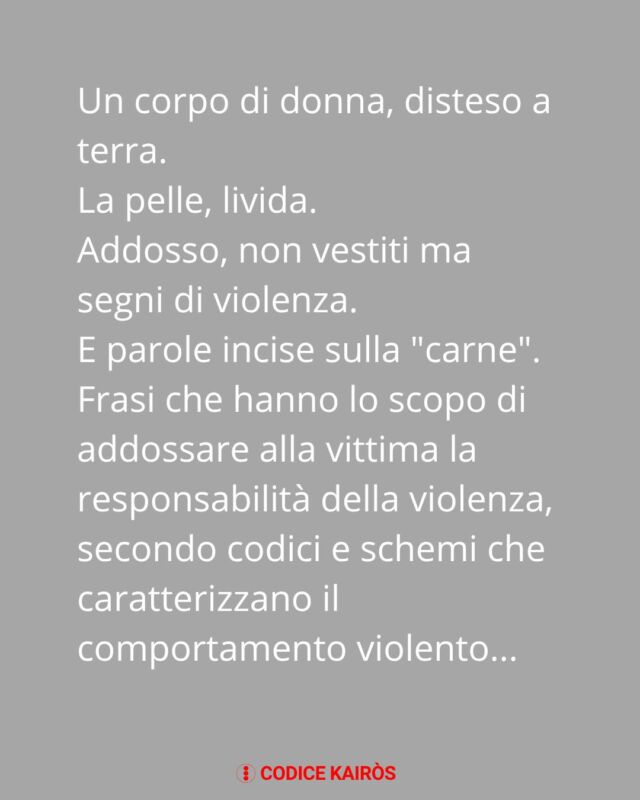 #SueWilliams #Irresistible #femminicidio #patriarcato #arte #divulgazioneculturale #codicekairòsUn corpo di donna, disteso a terra.La pelle livida.Addosso, non vestiti ma segni di violenza.E parole incise sulla "carne".Frasi che hanno lo scopo di addossare alla vittima la responsabilità della violenza, secondo codici e schemi che caratterizzano il comportamento violento:"𝘐 𝘥𝘪𝘥𝘯'𝘵 𝘥𝘰 𝘵𝘩𝘢𝘵""𝘓𝘰𝘰𝘬 𝘸𝘩𝘢𝘵 𝘺𝘰𝘶 𝘮𝘢𝘥𝘦 𝘮𝘦 𝘥𝘰"È un'installazione del 1992: 𝙄𝙧𝙧𝙚𝙨𝙞𝙨𝙩𝙞𝙗𝙡𝙚La parola che da sempre si usa per "giustificare" chi abusa - 𝙞𝙧𝙧𝙚𝙨𝙞𝙨𝙩𝙞𝙗𝙞𝙡𝙚 -, come se la colpa fosse della vittima, della sua presenza, del suo corpo.Diventa il titolo dell'opera che mostra, senza sconti, cosa quella parola nasconde davvero.Williams arriva a New York a fine anni '80. Il mondo dell'arte, allora, è ancora quello degli uomini bianchi dell'espressionismo astratto: la violenza sessuale e gli abusi domestici non sono temi "da galleria".Lei ne parla comunque, attraverso il linguaggio dell'arte, spinta dall'urgenza di riversare il proprio vissuto di violenza con una forza espressiva senza precedenti.Non è solo l'esigenza di raccontare il proprio dolore.È un dovere politico denunciare quanto, ancora oggi, la violenza sulle donne non venga presa sul serio, e quante restino senza strumenti reali per difendersi da chi le ha già aggredite.Rabbia, ironia nera, uno stile unico per obbligare chi guarda a non voltarsi dall'altra parte.𝙄𝙧𝙧𝙚𝙨𝙞𝙨𝙩𝙞𝙗𝙡𝙚 non è un'eccezione nella sua opera.È il punto più esplicito di un lavoro che pone sempre la stessa domanda:perché la violenza sulle donne continua a essere trattata come un dettaglio, un incidente, qualcosa da ridurre a didascalia?A distanza di decenni e di anni di terapia, Sue racconta di sentirsi ancora in pericolo. 𝗣𝗘𝗥𝗖𝗛𝗘́ 𝗟𝗔 𝗣𝗔𝗨𝗥𝗔, 𝗤𝗨𝗔𝗡𝗗𝗢 𝗘𝗡𝗧𝗥𝗔 𝗡𝗘𝗟 𝗖𝗢𝗥𝗣𝗢 𝗗𝗔 𝗚𝗜𝗢𝗩𝗔𝗡𝗜, 𝗡𝗢𝗡 𝗦𝗘 𝗡𝗘 𝗩𝗔 𝗠𝗔𝗜 𝗗𝗘𝗟 𝗧𝗨𝗧𝗧𝗢Il corpo, nella sua scultura, non ha un nome.Potrebbe averne uno qualsiasi: il mio, il tuo, il suo...Ed è esattamente questo il punto: dare voce a un'esperienza che appartiene a tante donne, ragazze, bambine.
