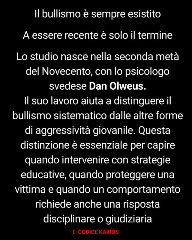#danolweus #edmondodeamicis #GiovanniVerga #edelrodriguezIl bullismo è sempre esistito.A essere recente è solo il termine.Lo studio nasce nella seconda metà del Novecento, con lo psicologo svedese Dan Olweus.[Il suo lavoro aiuta a distinguere il bullismo sistematico dalle altre forme di aggressività giovanile. Questa distinzione è essenziale per capire quando intervenire con strategie educative, quando proteggere una vittima e quando un comportamento richiede anche una risposta disciplinare o giudiziaria]La letteratura ne parlava già.De Amicis, in Cuore, ci mette davanti Franti: il cattivo della classe, il ragazzo da condannare. Lo sguardo è dall'alto, quello di un'epoca che vuole educare e punire.Verga, in Rosso Malpelo, fa l'opposto.Non giudica: ci mostra un ragazzo trattato come un reietto per il colore dei capelli, che finisce per diventare crudele a sua volta. Non ci chiede di punire, ci chiede di capire come si diventa così.Oggi lo raccontano anche le immagini. In Bullying, l'illustratore Edel Rodriguez disegna un bullo gigantesco e rosso che divora una vittima piccola e azzurra. Il rosso è la rabbia che alimenta la prevaricazione, l'azzurro un colore freddo, quasi spento. La sproporzione è tutto: è lo squilibrio di potere, evidente a colpo d'occhio.Due epoche, tre sguardi: condannare, comprendere, mostrare. Forse il punto è proprio questo.Oggi quale serve di più?#bullismo #letteratura #arte #cultura #Cuore #RossoMalpelo #Bullying #CodiceKairòs